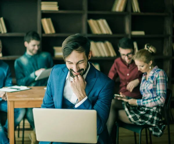 Gerente de vendas com laptop no fundo da equipe de negócios em — Fotografia de Stock