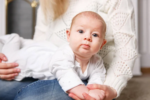 Klein kind op moeders handen. positieve menselijke emoties, kijken in het frame — Stockfoto