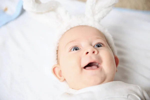 Retrato de bebé adorable en traje de conejo.. — Foto de Stock