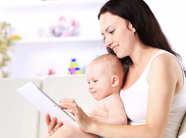 Mãe e bebê criança estão olhando para jogar ler tablet computador — Fotografia de Stock