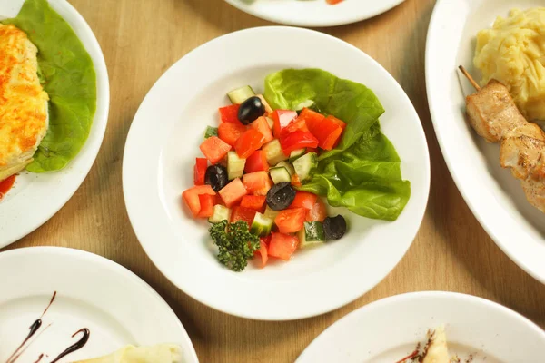 野菜とテーブルの上に食べ物の前菜 — ストック写真