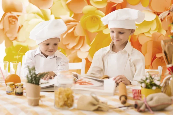 Lezzetli kahvaltı pişirmek için bir şef şeklinde mutlu küçük çocuklar — Stok fotoğraf