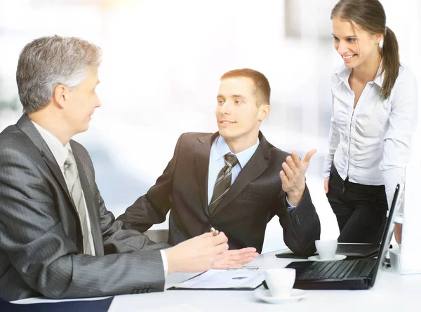 Business team seduto in ufficio e la pianificazione del lavoro di dibattito tra di loro — Foto Stock