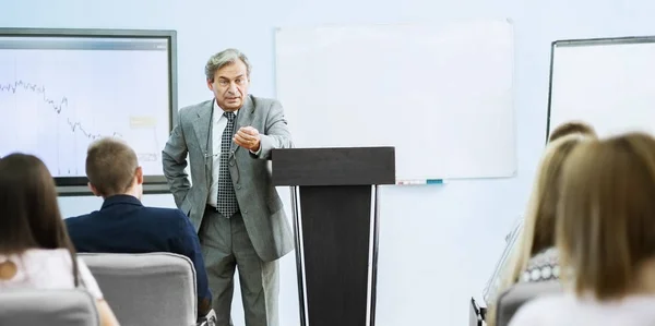 Empresário fazendo uma apresentação na conferência. conceito de trabalho em equipa — Fotografia de Stock