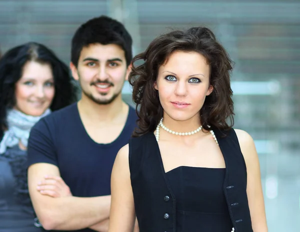 Grupo de estudantes universitários sorrindo de pé amigável uns com os outros — Fotografia de Stock