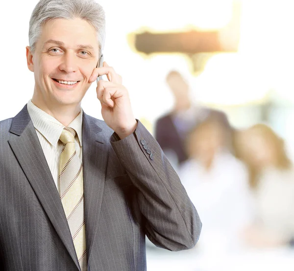 Adulta empresária falando ao telefone faz um acordo, trabalho em equipe no modo de fundo — Fotografia de Stock