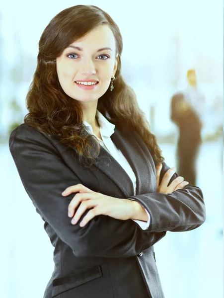 彼女のスタッフとビジネスの女性現代の明るいオフィスの背景にいる人々は晴れた日に屋内で — ストック写真