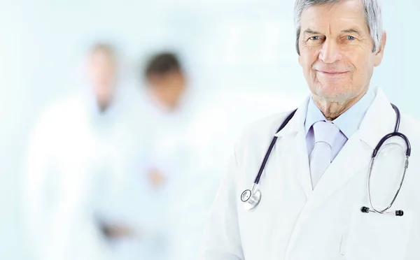 Retrato de un médico experimentado en edad, en equipo de trabajo de fondo . — Foto de Stock