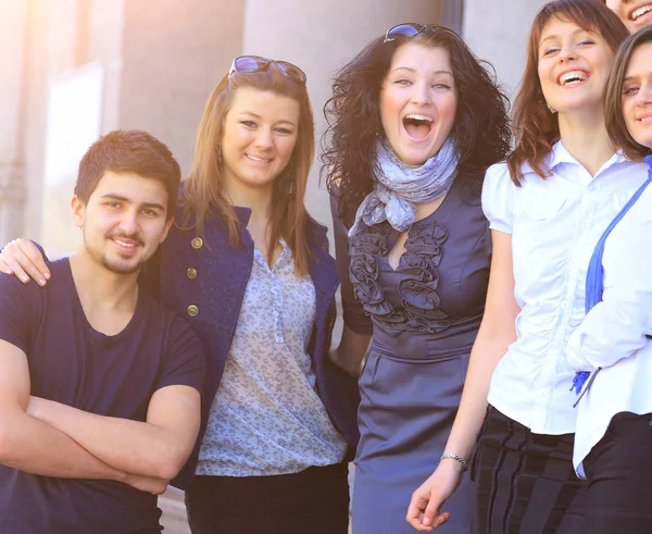 Grup gülümseyen güneşli birbirine yakın dostu ayakta üniversite öğrencilerinin Telifsiz Stok Imajlar