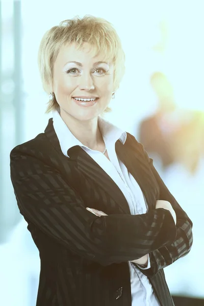 Confident business woman with her team in a bright sunny day — Stock Photo, Image