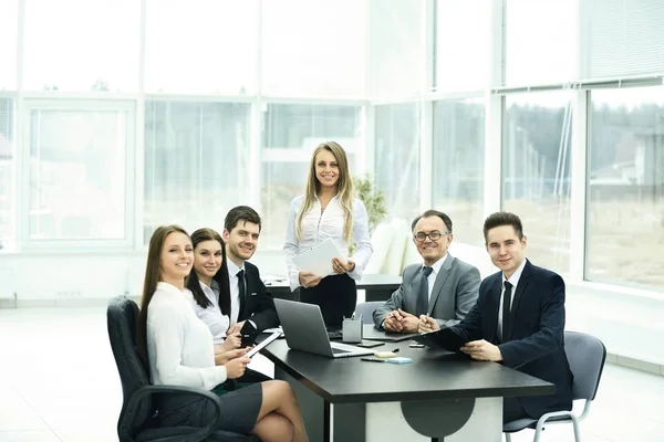 Träffa affärspartners i ett modernt kontor — Stockfoto