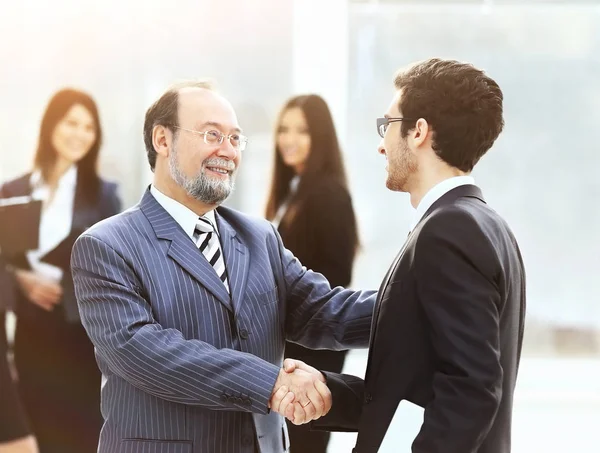 Reunión de dos socios de negocios están estrechando la mano en una presentación — Foto de Stock