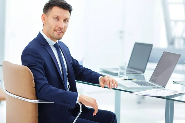 Abogado en el lugar de trabajo sobre una base ligera — Foto de Stock