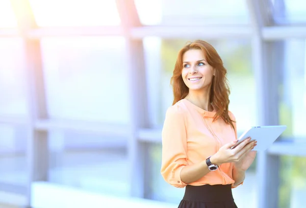 Geschäftsfrau arbeitet im Büro an einem digitalen Tablet, auf der einen Seite ein Ort für Text und Werbung — Stockfoto