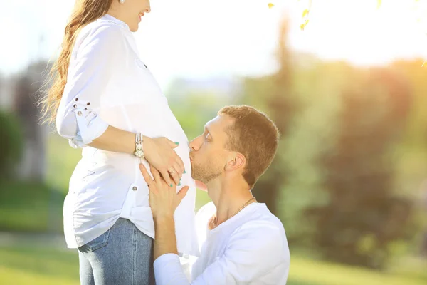 Heureuse femme enceinte avec mari à Park — Photo
