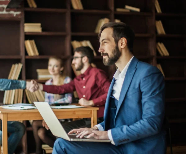 Gerente Finanças trabalha com os gráficos de marketing no laptop — Fotografia de Stock