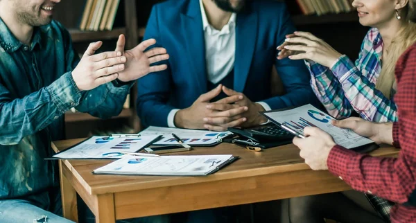 Equipo de negocios discutiendo un informe financiero sobre la compañía pro — Foto de Stock