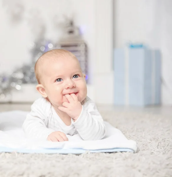 Feliz lindo bebé en Nochebuena — Foto de Stock