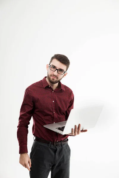 Administrador del sistema con un ordenador portátil contra fondo blanco — Foto de Stock