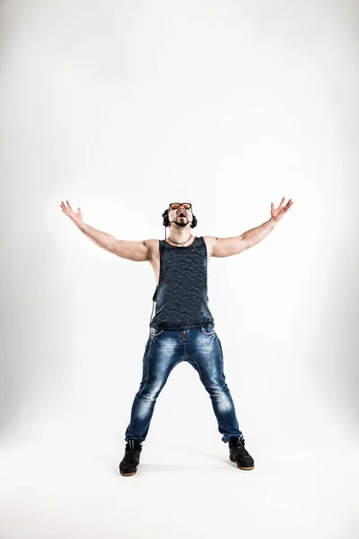 DJ emocional y carismático - rapero con auriculares en una luz — Foto de Stock