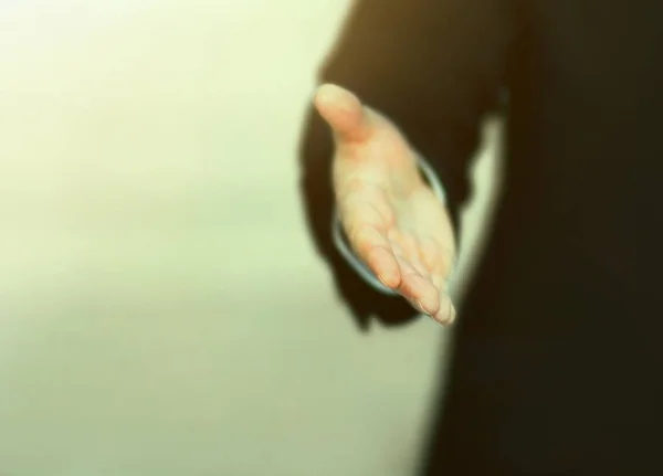 Geschäftsmann mit offener Hand, der bereit ist, einen Deal zu besiegeln, ist zur Zusammenarbeit bereit — Stockfoto