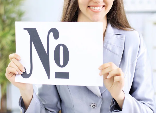 Hermosa mujer de negocios en la oficina sosteniendo un cartel con el signo de número —  Fotos de Stock