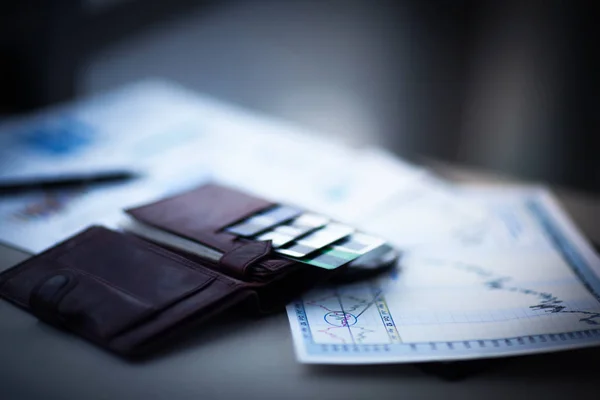Portafogli in pelle con carte di credito e sconto — Foto Stock