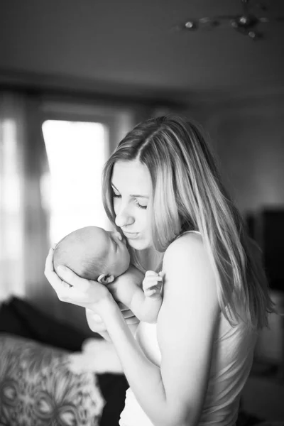 Foto en blanco y negro en estilo retro feliz madre sosteniendo una nueva — Foto de Stock