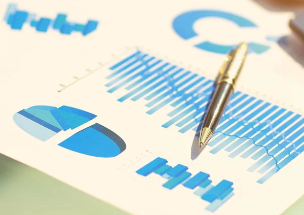 Finansiella diagram på bordet med Tablet PC och digital penna — Stockfoto