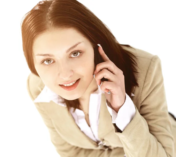 Молодая деловая женщина держит телефон глядя вверх и улыбаясь — стоковое фото