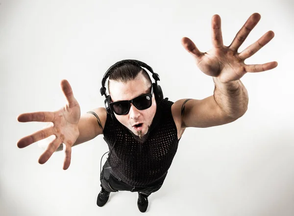 Vue du haut - DJ - rappeur dans un t-shirt élégant avec tête Image En Vente