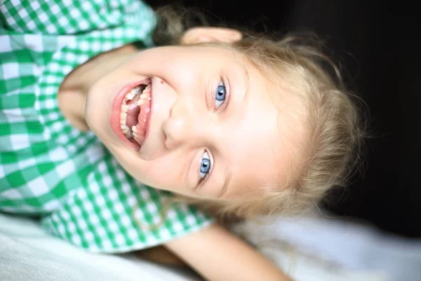 Linda niña sonriente sin dientes delanteros — Foto de Stock