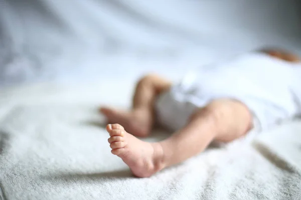 Voet van een pasgeboren baby die rustig in het wiegje slaapt — Stockfoto