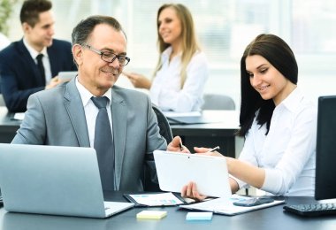 Başarılı iş adamı ve asistanı iş planını tartıştılar