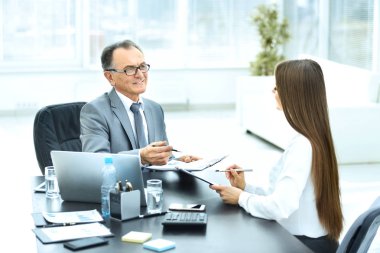 iş yeri için işbirliği planı görüşmek üzere iş ortakları