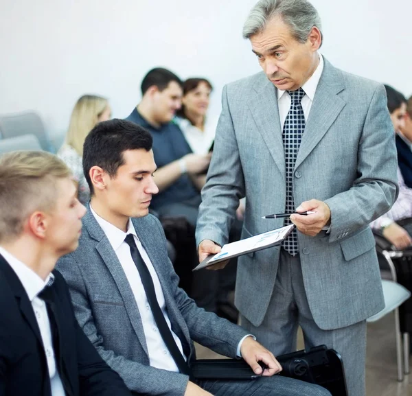 Business meeting - manager discussing work with his colleagues — Stock Photo, Image