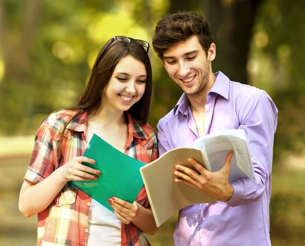 Grupo de estudiantes felices con libros en el Parque Día soleado . —  Fotos de Stock