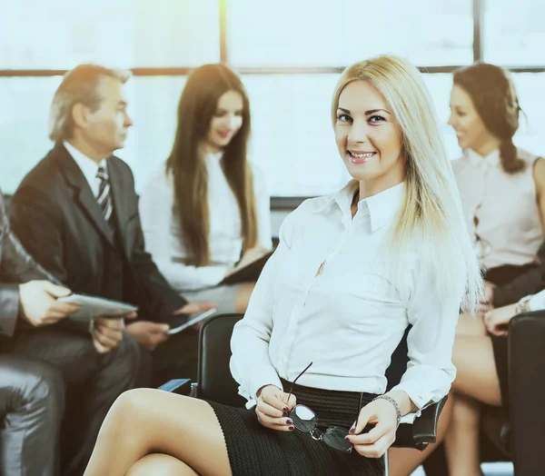 Företag flicka på bakgrunden av arbetar business-team — Stockfoto