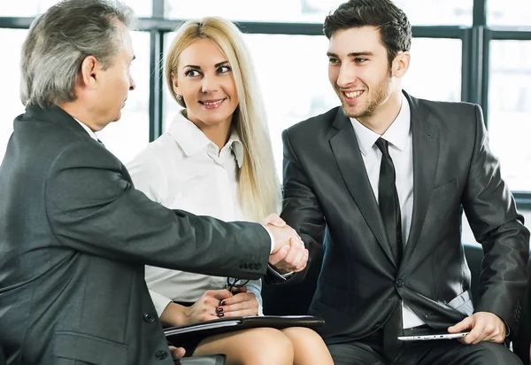 ビジネスミーティング中に握手をするビジネスパートナー — ストック写真