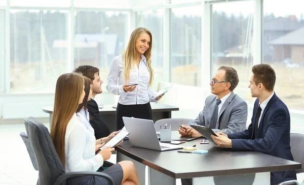 Møde forretningspartnere på et moderne kontor - Stock-foto