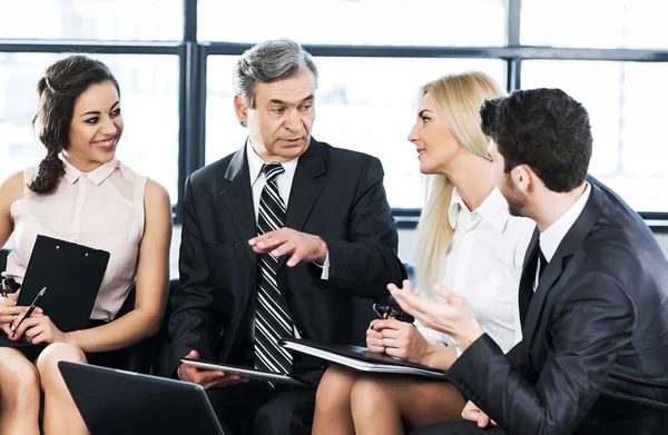 Eine Gruppe von Geschäftsleuten diskutiert die Politik des Unternehmens in der — Stockfoto