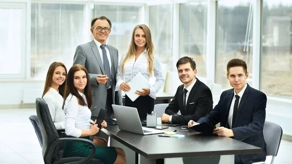 Socios de negocios en una oficina moderna — Foto de Stock