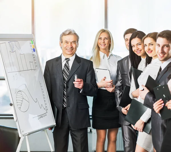 Een groep van zakenlieden over het beleid van de onderneming in het kantoor. — Stockfoto