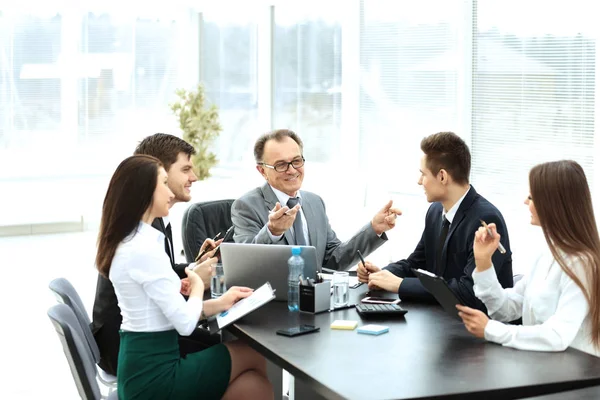 Empresário de sucesso e sua reunião de equipe de negócios em um escritório moderno — Fotografia de Stock