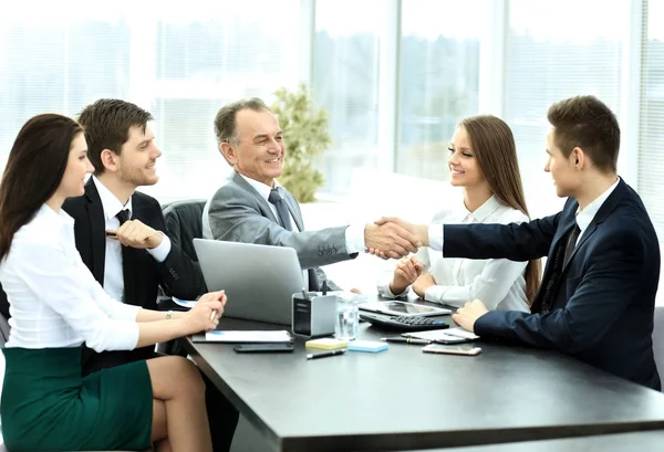 Parceiros de negócios para discutir plano de cooperação para o local de trabalho — Fotografia de Stock