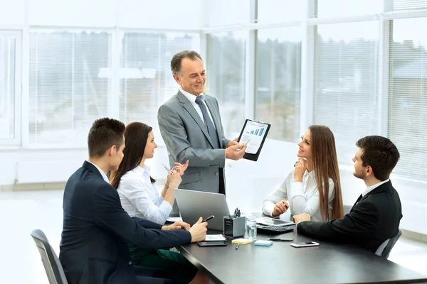 Empresário de sucesso e sua reunião de equipe de negócios em um escritório moderno — Fotografia de Stock