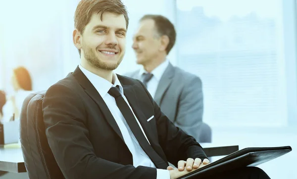 Portret van een succesvolle zakenman in het kantoor op de achtergrond van team werken — Stockfoto