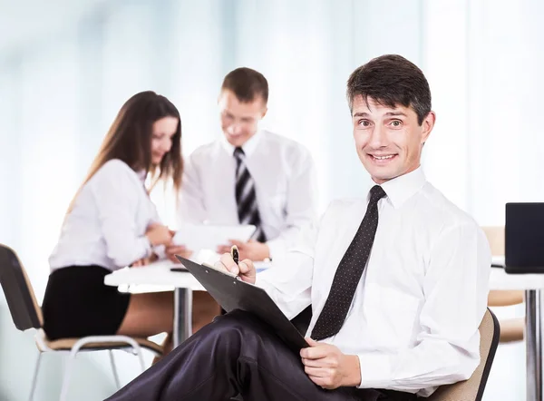 Ein ernsthaftes Treffen von Geschäftsleuten im Büro. Gesprächspartner im Hintergrund — Stockfoto