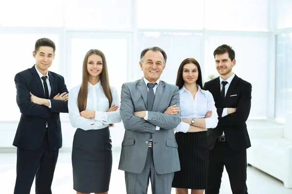 Equipe de negócios bem sucedida em um contexto de escritório brilhante e moderno — Fotografia de Stock