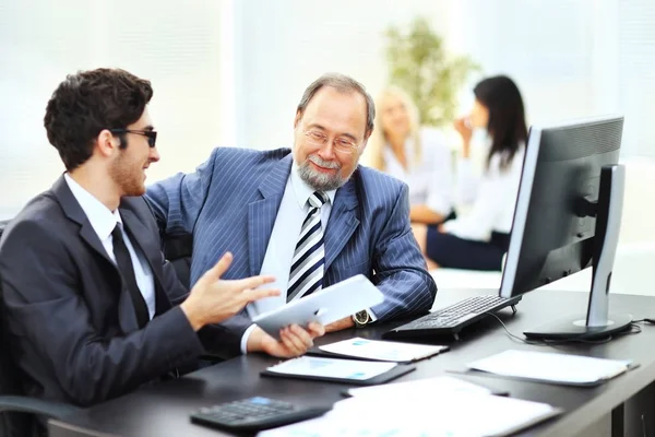 Dos hombres de negocios discuten el plan financiero de la compañía — Foto de Stock